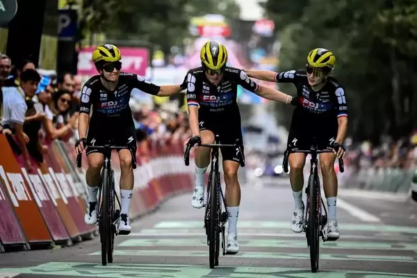 Cyclist Demi Vollering Critiques Motorists' Indifference After Training Accident