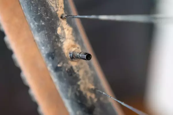 Topeak TubiHead: An Advanced Pump Head for Effortless Tubeless Tire Inflation