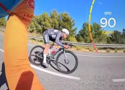 Elite Cyclist Jasper Philipsen Effortlessly Overtakes Amateur on Challenging Descent