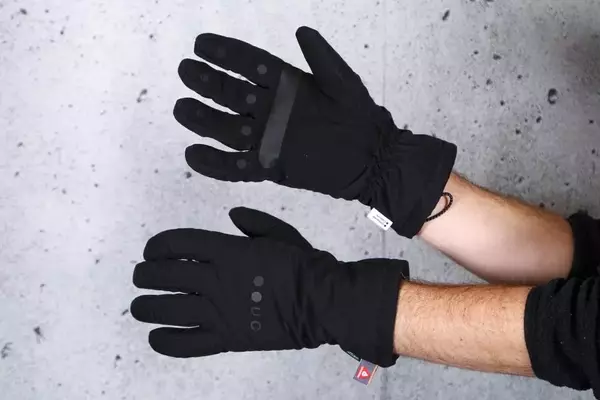 Universal Colours Deep Winter Gloves: A Comprehensive Review