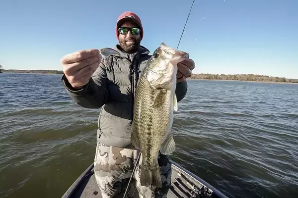 Mastering Winter Bass Fishing: The Crankbait Channel Swing Strategy