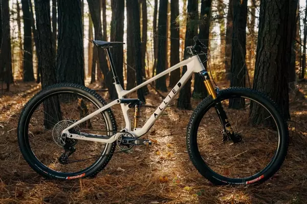Allied Cycle Works Unveils Featherlight Fitz Trail Bike