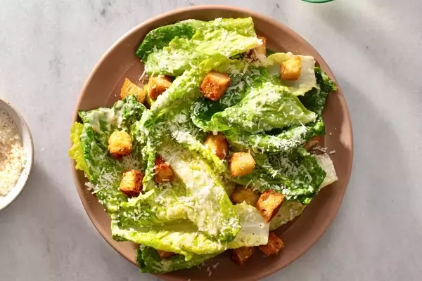 A Comprehensive Guide to Salad Greens: Varieties, Characteristics, and Culinary Uses