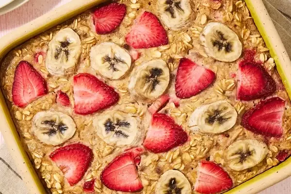 Delicious Strawberry-Banana Baked Oats for a Hearty Breakfast