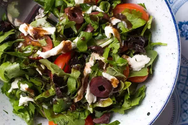 Effortless Vinaigrette: A Squeeze Bottle Hack for Perfect Salad Dressing Every Time