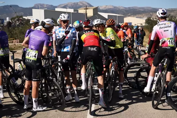 Adverse Weather Conditions Challenge Cycling Races in Spain