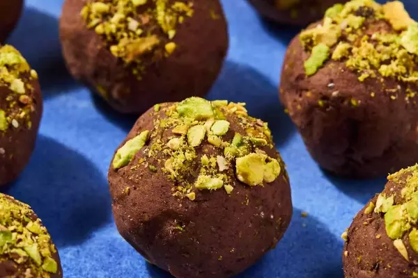 Delectable Chocolate-Pistachio Energy Bites: Your Healthy Treat Guide