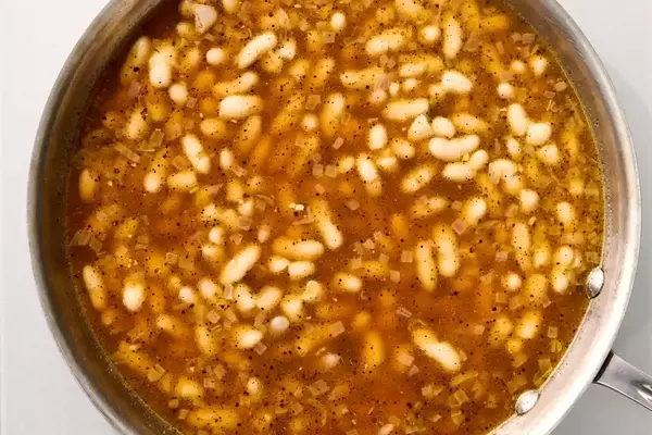 Speedy & Flavorful Cacio e Pepe White Bean Dish