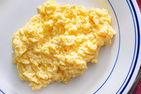Mastering the Art of Fluffy Scrambled Eggs at Home