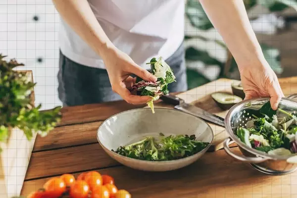 Essential Kitchen Tools for Healthier Salad Preparation and Fresh Produce Storage