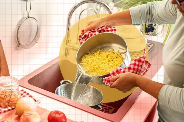 The Great Pasta Debate: To Rinse or Not to Rinse?