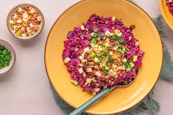 Flavorful Braised Red Cabbage with Apples and Bacon: A Culinary Exploration