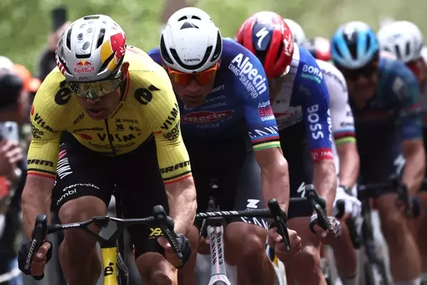 Mathieu van der Poel's Misfortune on Arenberg Sector at Paris-Roubaix