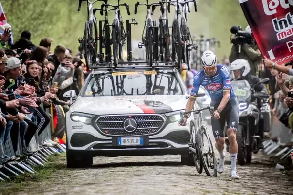 Van der Poel's Paris-Roubaix Challenge: A Story of Perseverance and Unforeseen Obstacles