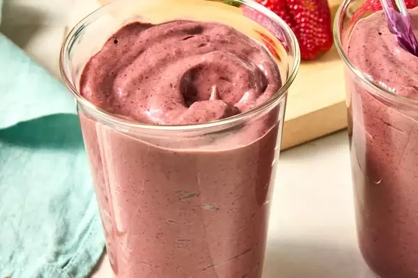 Berry, Avocado, and Spinach Smoothie: A High-Fiber Breakfast