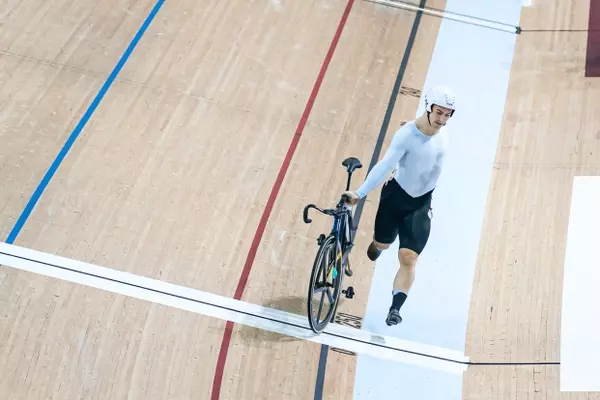 Track Cyclist's Unconventional Finish at UCI World Cup
