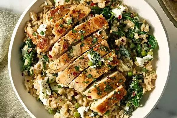 Creamy Lemon Chicken Skillet with Spinach & Peas: A Wholesome One-Pan Meal