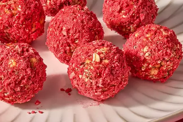 Refreshing Lemon-Strawberry Energy Spheres: A Quick and Healthy Snack