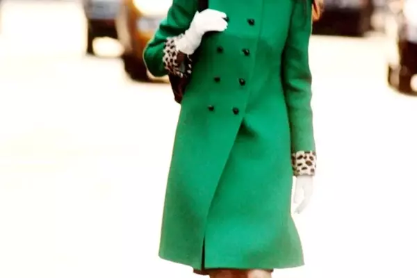 Anne Hathaway Recreates Iconic 'Devil Wears Prada' Look