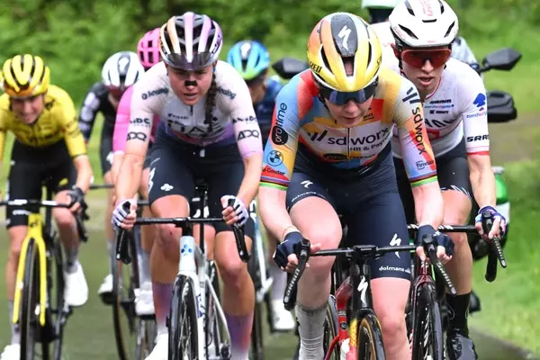 Van der Breggen Dominates La Vuelta Femenina Stage Six
