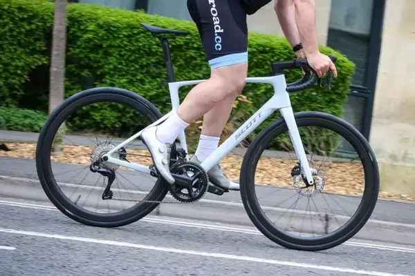 Scott Addict 20: A Masterpiece of Comfort and Speed for Cyclists