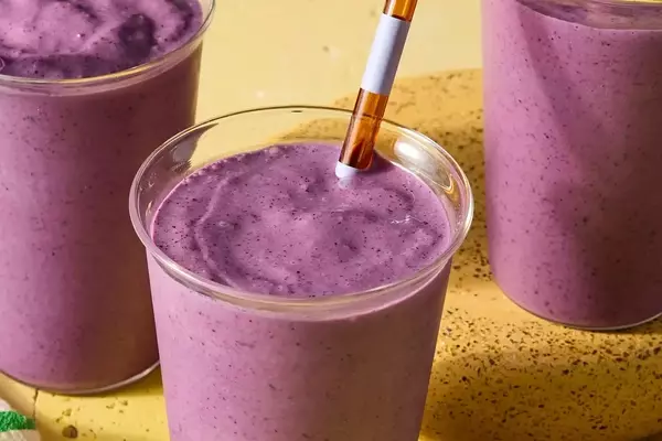 The Ultimate Mood-Boosting Smoothie: Berries, Kefir, and Almond Butter