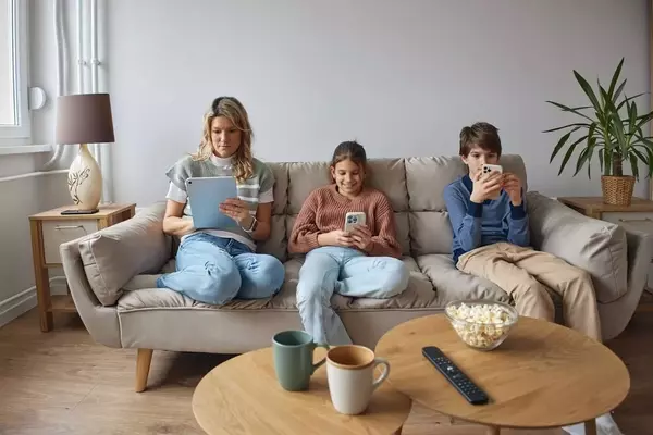 Balancing the Digital World: A Guide for Parents on Managing Screen Time