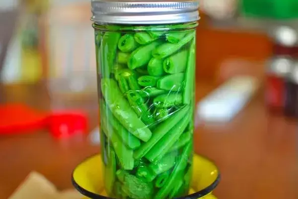 Quick Pickled Sugar Snap Peas: A Refreshing and Crunchy Delight