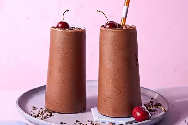 Indulge in a 5-Minute Chocolate-Cherry Smoothie: A Black Forest Cake Experience