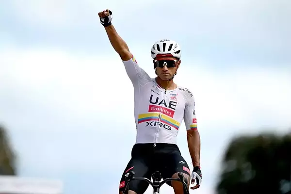 Narváez Claims Second Giro d'Italia Stage Win in Thrilling Fermo Finish