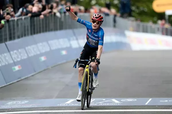 Vingegaard Secures Second Mountain Victory at Giro d'Italia Stage 9