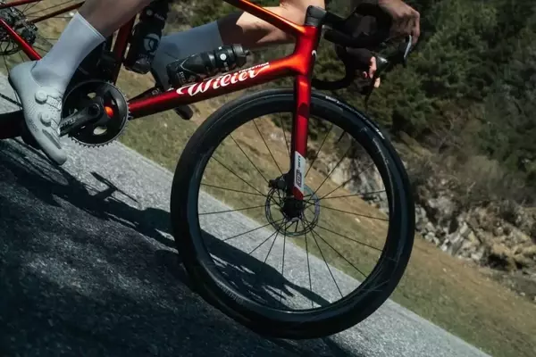 Hunt Unveils New Lightweight 4AM Limitless Aero Wheels with Carbon and Steel Spoke Choices