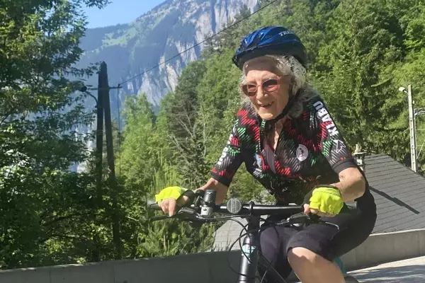 84-Year-Old Cyclist Conquers Alpe d'Huez for Gaza Charity