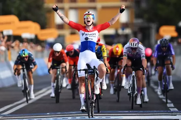 Lorena Wiebes Dominates Giro d'Italia Women Stage One Sprint, Eyes Pink Jersey