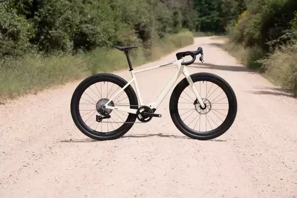 Megamo Along: The High-Powered E-Gravel Bike with Avinox Motors