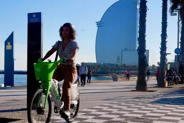 Barcelona to Phase Out Private E-Bike Sharing Services by 2027 Amid Parking Issues
