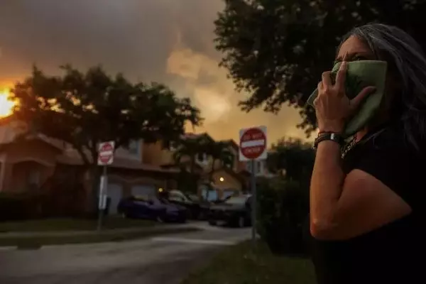 Massive Wildfire Engulfs Western Miami, Blanketing Residential Areas in Smoke