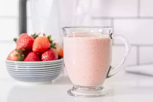 Nostalgic Strawberry-Banana Smoothie: A Creamy Delight