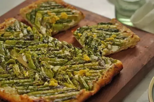 Effortless Upside-Down Asparagus Puff Pastry Tart: A Springtime Delight