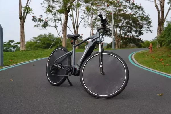 Phosgo Unveils AI Solar E-Bike: Extended Range and Smart Features for Urban Commuters