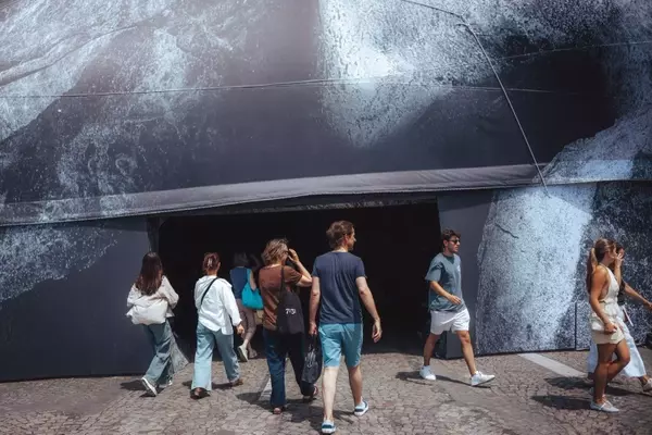 Pont Neuf Transformed into "La Caverne du Pont Neuf"