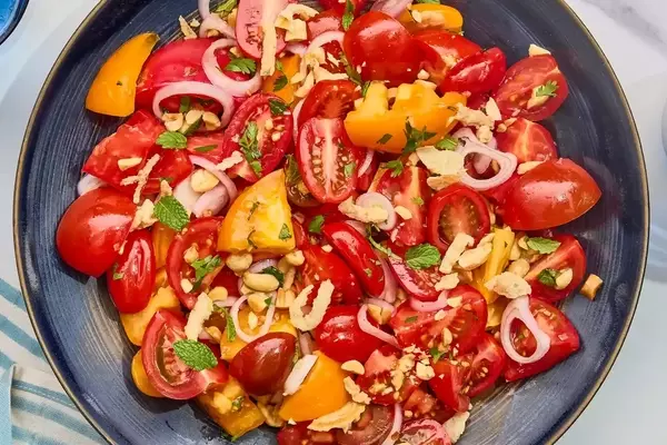 Crispy Tomato Salad: A Delightful Blend of Flavors and Textures