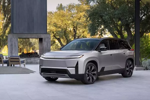 Toyota Postpones Electric Highlander Release to Next Year Amid Strong Demand for Traditional Models