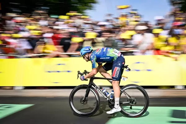 Tim Merlier Overcomes Pressure to Secure Stage Victory at Tour de France