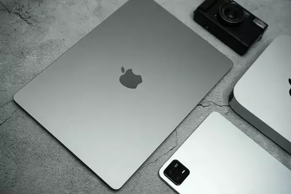 Jim Cramer Advocates Holding Apple Stock Amid AI Debates