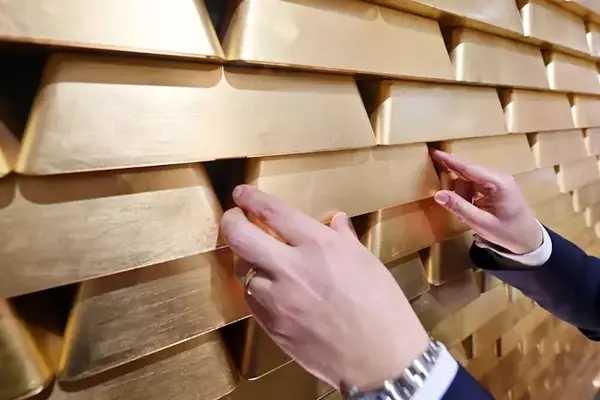 Global Central Banks Diversify Reserves: Shifting from U.S. Dollar to Gold and Alternative Assets