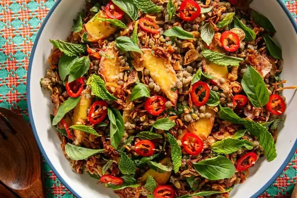 Refreshing Lentil and Peach Salad with Zesty Lemongrass Dressing