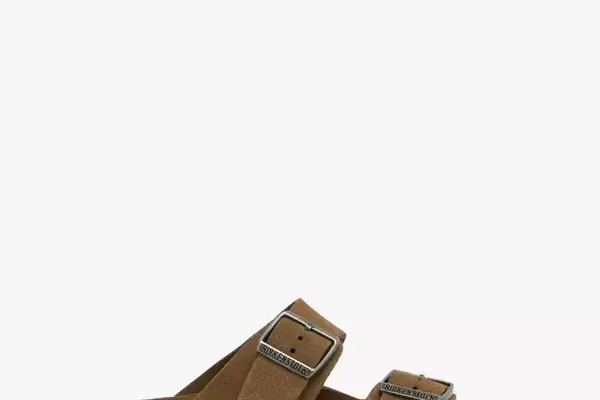 Effortless Summer Style: Birkenstock Arizona and Baggy Jeans Combination