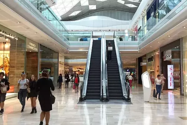 UK Retail Sector Navigates June Heatwave with Resilience and Digital Shift