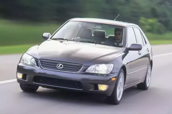 2001 Lexus IS300: A Comprehensive Review of Performance and Design